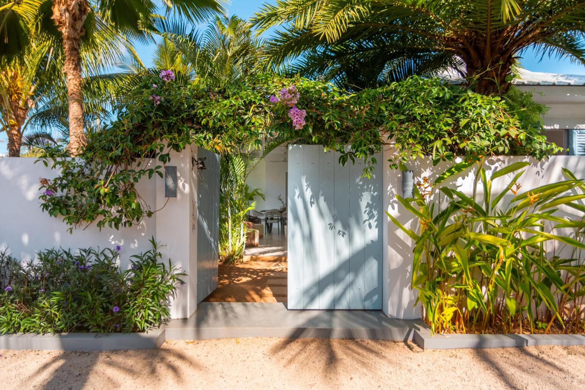 Le Mandala Moris Guesthouse Pointe Aux Canonniers Grand Baie Exterior photo